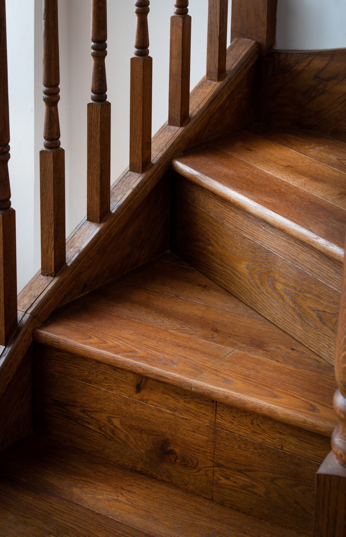 Burnt Umber oak stairs in cosy Bristol cottage